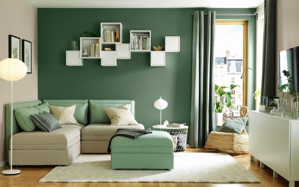 یک تصویر از اتاقی با رنگ‌های متعادل فنگ‌شویی مثل سبز ملایم، آبی روشن یا کرم.
